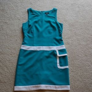 Color blocked Knee Length Shift Dress